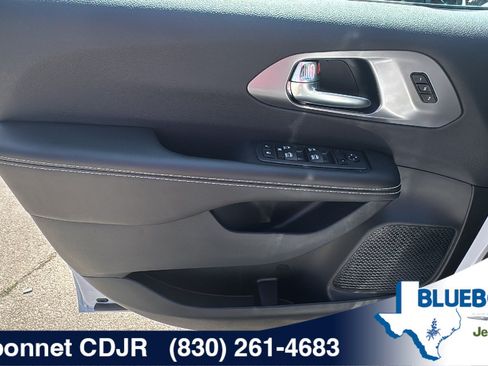 New 2026 Chrysler Pacifica Select FWD image 11
