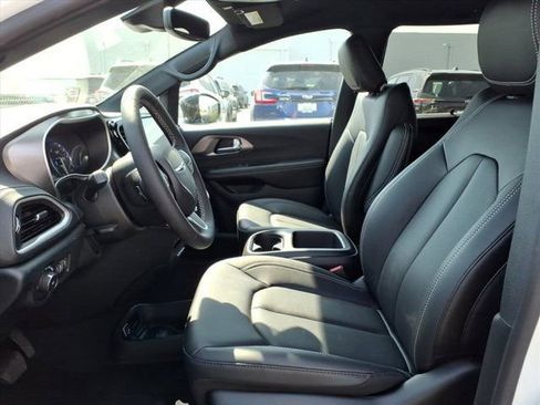 New 2026 Chrysler Pacifica Select image 16