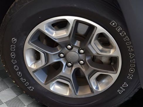 Used 2019 Jeep Cherokee Trailhawk AWD/4WD image 29