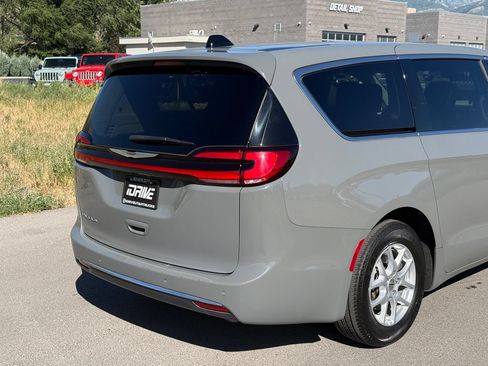 Used 2023 Chrysler Pacifica Touring-L FWD image 10