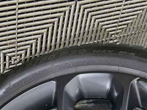 Used 2025 Chrysler Pacifica Limited image 32