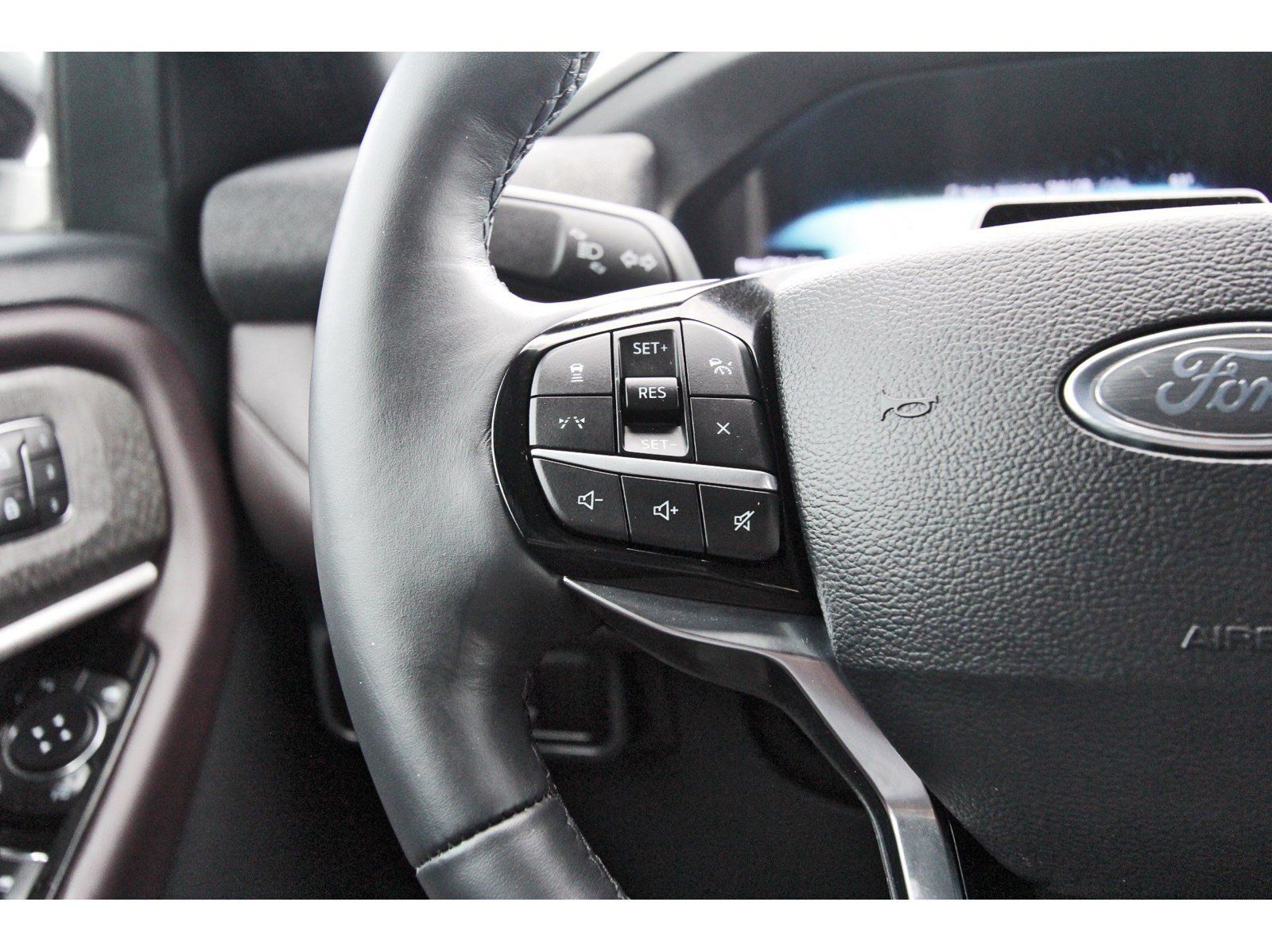 Used 2025 Ford Explorer Platinum w/ Ultimate Package AWD/4WD image 24