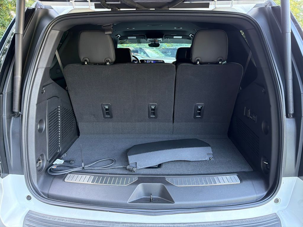 Used 2025 Chevrolet Tahoe High Country RWD image 18