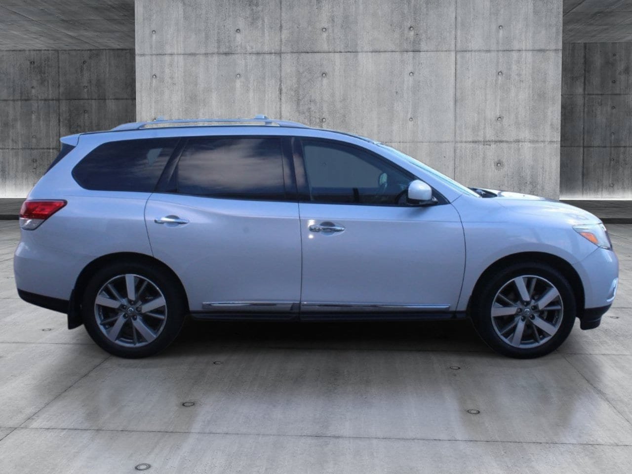 Used 2014 Nissan Pathfinder Platinum w/ Platinum Premium Package AWD/4WD image 7