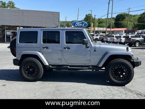 Used 2016 Jeep Wrangler Unlimited Sahara w/ Dual Top Group AWD/4WD image 8