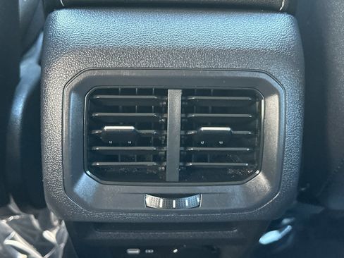 Used 2023 Volkswagen Tiguan SE image 14