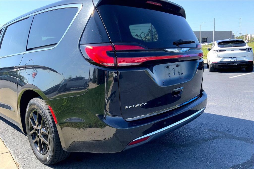 Used 2023 Chrysler Pacifica Touring-L FWD image 4