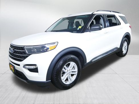 Used 2023 Ford Explorer XLT AWD/4WD image 3