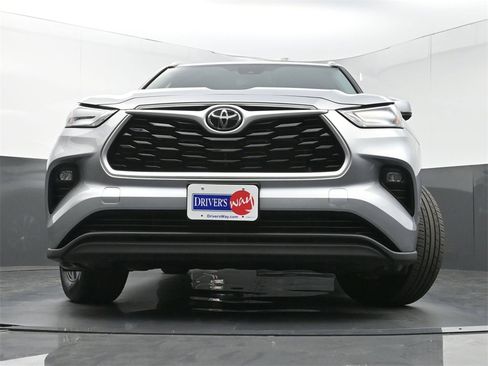 Used 2023 Toyota Highlander XLE image 28