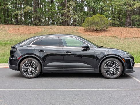 Used 2025 Porsche Macan Electric RWD image 25