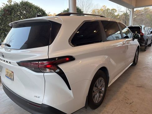 Used 2025 Toyota Sienna XLE w/ XLE Plus Package image 3