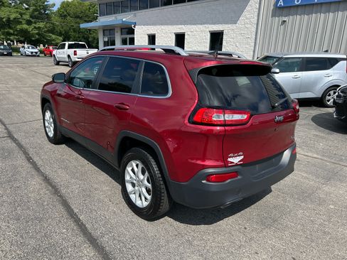 Used 2017 Jeep Cherokee Latitude w/ Cold Weather Group AWD/4WD image 5