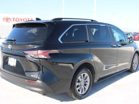 Certified 2025 Toyota Sienna XLE image 3