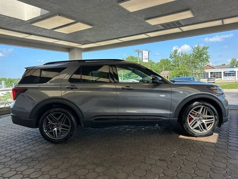 Used 2025 Ford Explorer ST AWD/4WD image 4