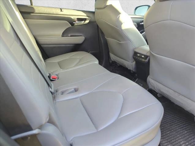Used 2022 Toyota Highlander XLE AWD/4WD image 30