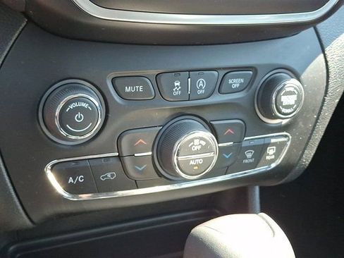 Certified 2021 Jeep Cherokee Latitude Lux w/ Comfort/Convenience Group AWD/4WD image 19