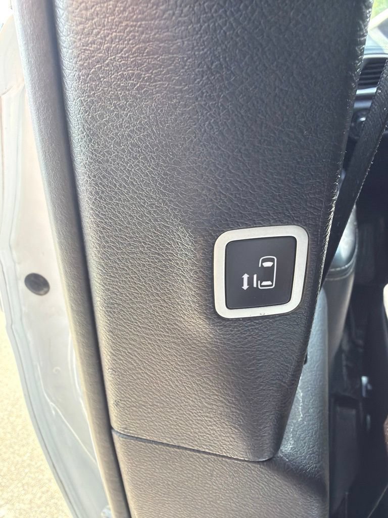 Used 2023 Chrysler Pacifica Touring FWD image 11