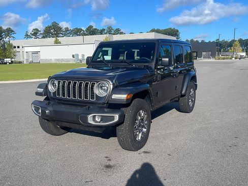 Used 2025 Jeep Wrangler Unlimited Sahara w/ Safety Group AWD/4WD image 3