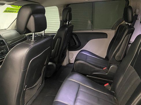 Used 2015 Chrysler Town & Country Touring-L image 11