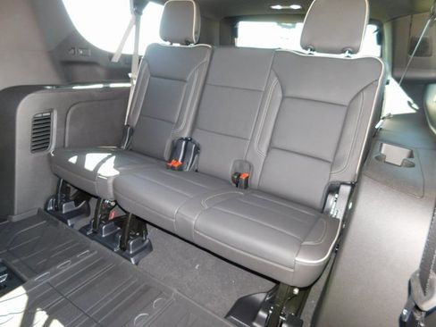 New 2025 Chevrolet Suburban Premier image 39