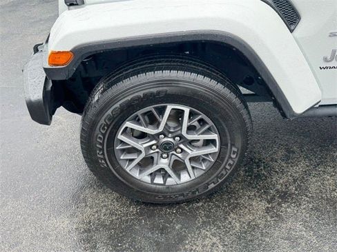 Used 2024 Jeep Wrangler Sahara image 13