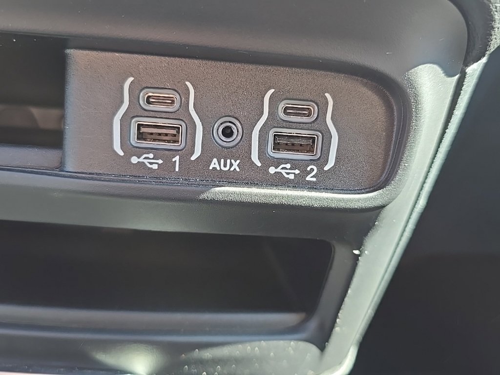 Used 2025 Chrysler Pacifica Select FWD image 32
