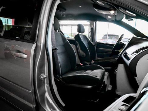 Used 2017 Dodge Grand Caravan SE image 27