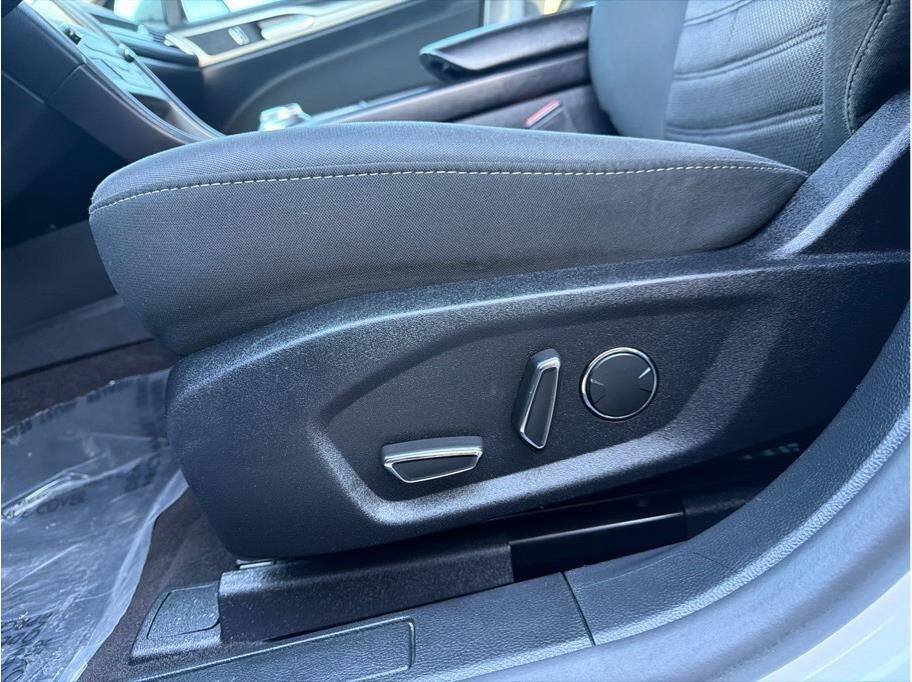 Used 2020 Ford Fusion SE FWD image 15