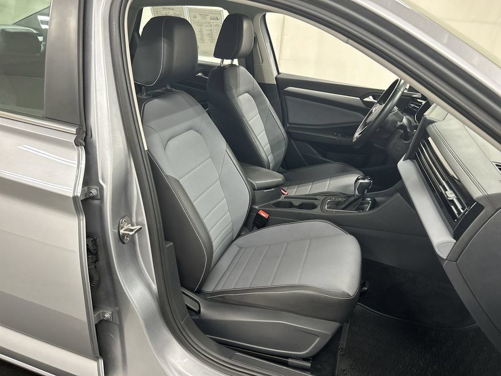 Used 2025 Volkswagen Jetta SE FWD image 22