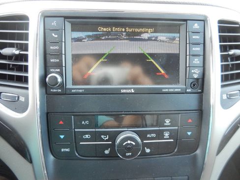 Used 2011 Jeep Grand Cherokee Laredo AWD/4WD image 4