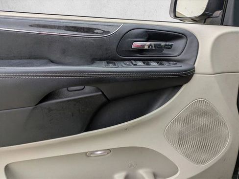 Used 2014 Chrysler Town & Country Touring image 11