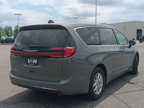 Used 2025 Chrysler Pacifica Select FWD image 29