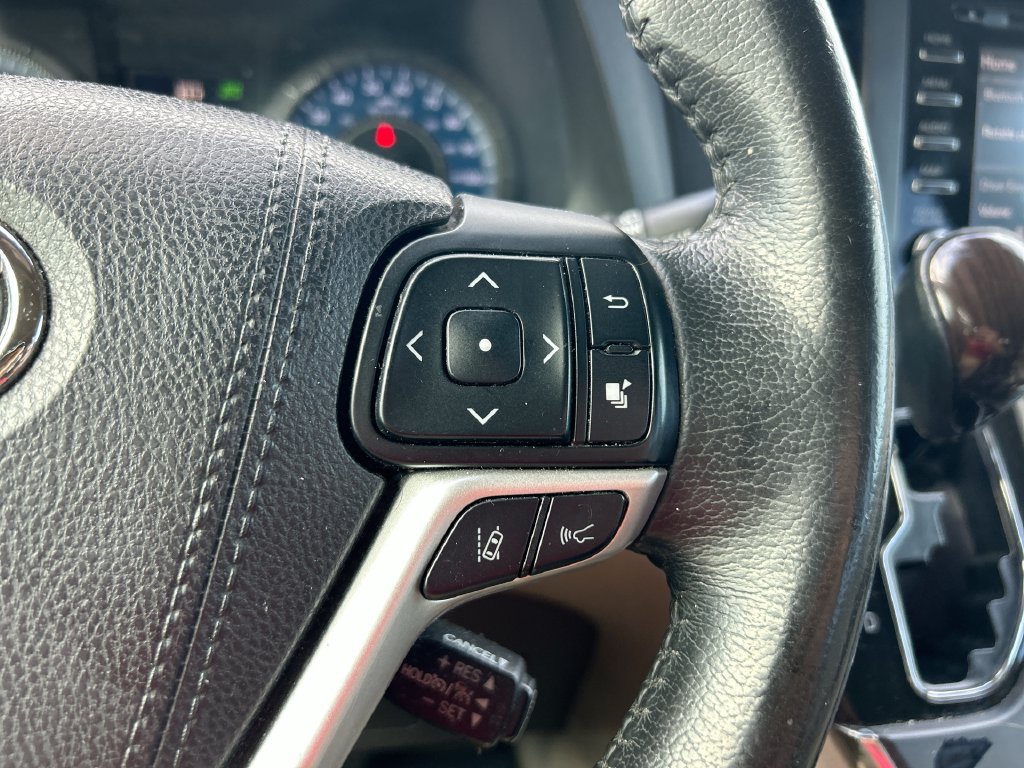 Used 2018 Toyota Sienna XLE w/ XLE Navigation Package FWD image 17