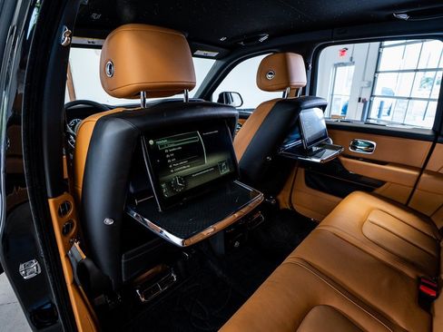 Used 2022 Rolls-Royce Cullinan Black Badge image 68