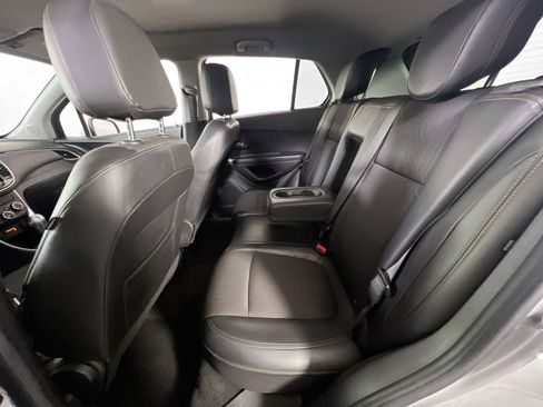 Used 2022 Chevrolet Trax LT w/ LT Convenience Package image 22