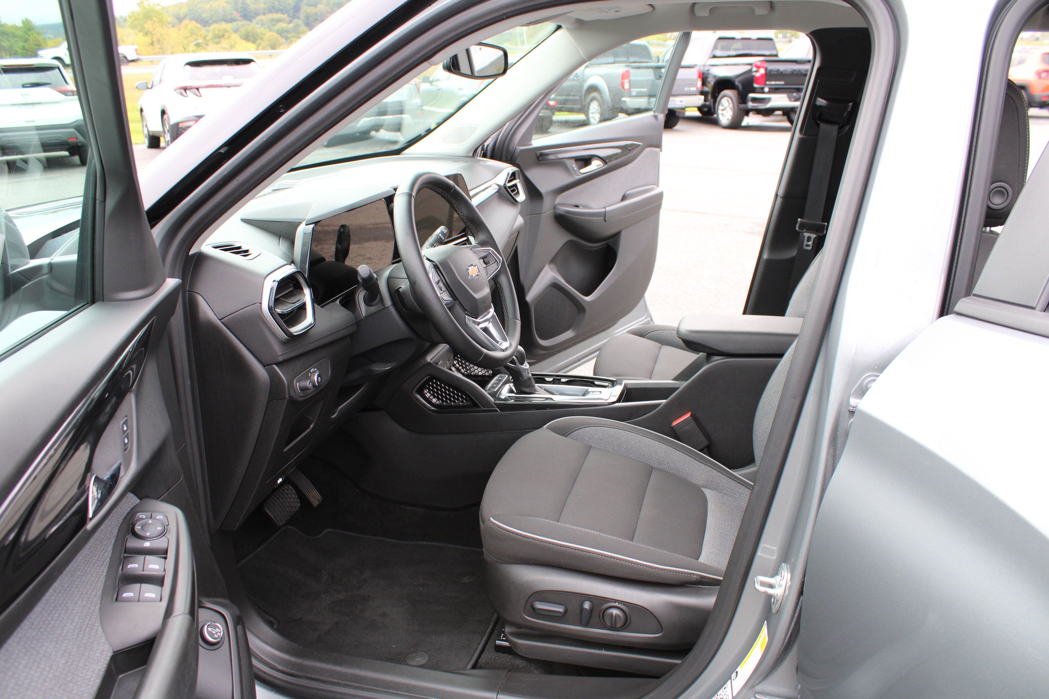 Used 2025 Chevrolet TrailBlazer LT w/ Convenience Package AWD/4WD image 15