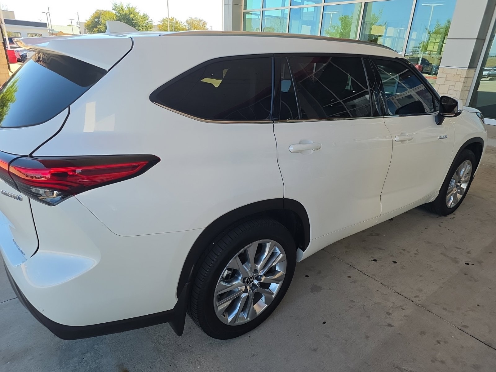 Used 2021 Toyota Highlander Limited FWD image 21