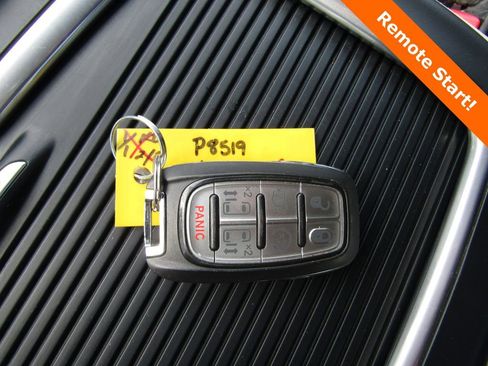 Used 2023 Chrysler Pacifica Touring-L image 21