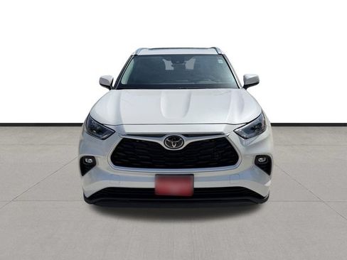 Used 2021 Toyota Highlander XLE FWD image 2