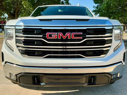 Used 2022 GMC Sierra 1500 SLT w/ SLT Convenience Package AWD/4WD image 9