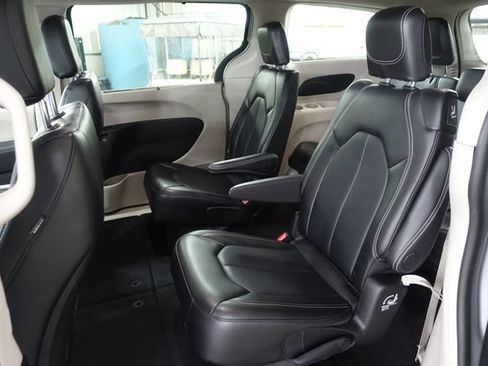 Used 2024 Chrysler Pacifica Touring-L FWD image 18