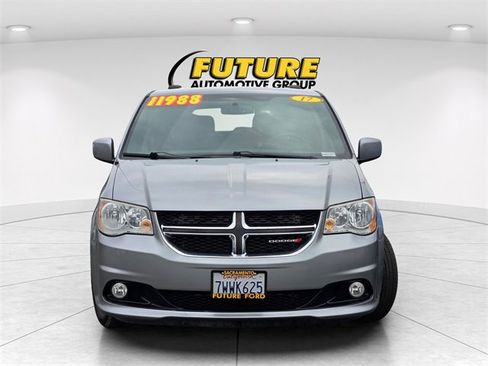 Used 2017 Dodge Grand Caravan SXT image 2