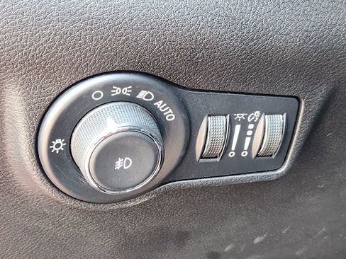 Used 2025 Jeep Compass Trailhawk AWD/4WD image 13