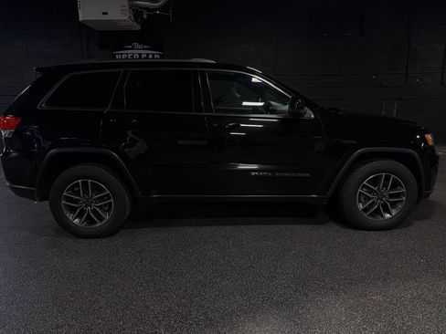 Used 2019 Jeep Grand Cherokee Laredo w/ 18" Wheel & 8.4" Radio Group AWD/4WD image 8