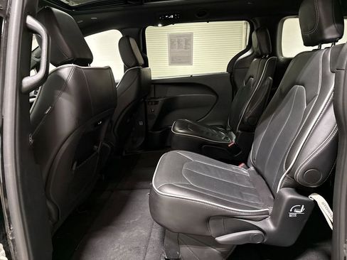 Used 2025 Chrysler Pacifica Limited FWD image 24