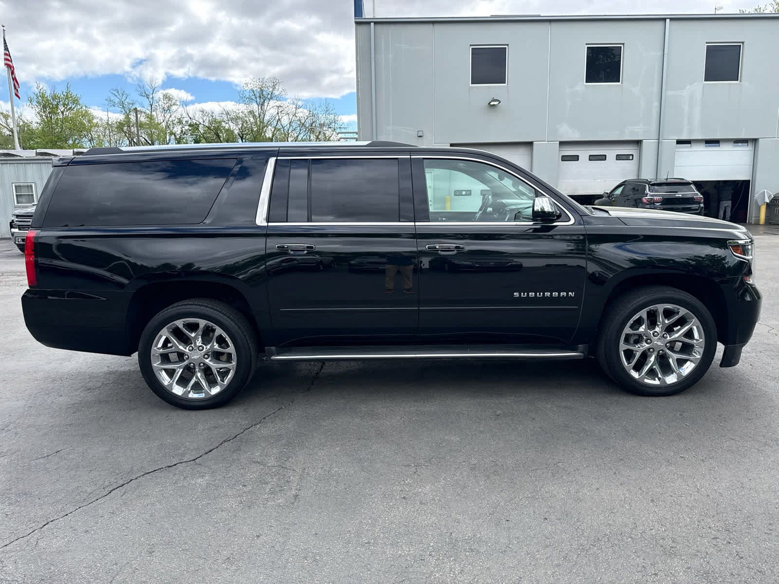 Used 2018 Chevrolet Suburban Premier w/ Max Trailering Package AWD/4WD image 2