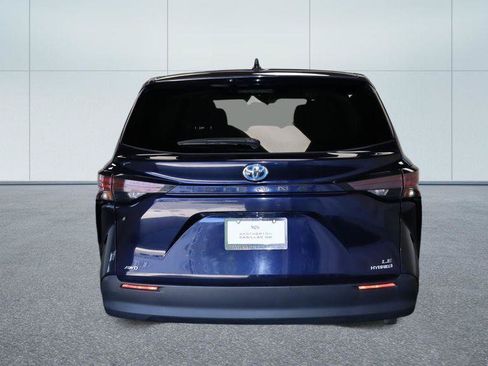 Used 2024 Toyota Sienna LE AWD/4WD image 4