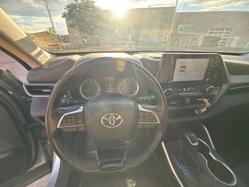 Used 2020 Toyota Highlander LE AWD/4WD image 9