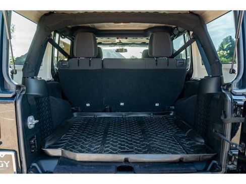 Used 2017 Jeep Wrangler Unlimited Sahara w/ Connectivity Group AWD/4WD image 14