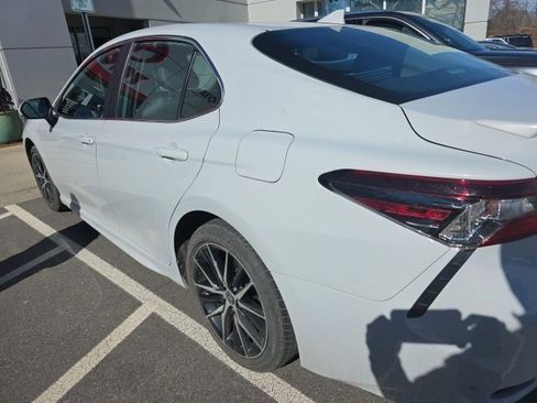 Used 2024 Toyota Camry SE image 3